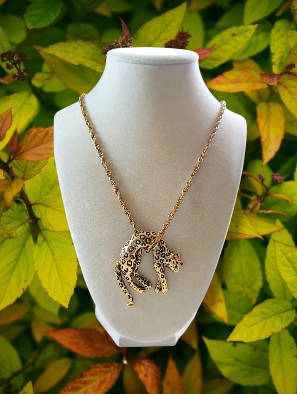 NWOT Gold Tone Chain Hanging Green Eyed Leopard Movable Pendant Necklace
